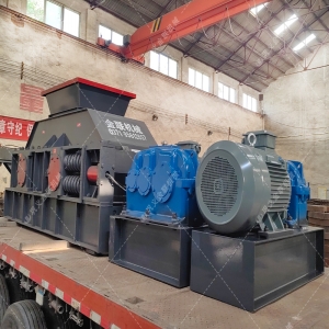 1200x800大型半自動(dòng)液壓對(duì)輥破碎機(jī)發(fā)往四川