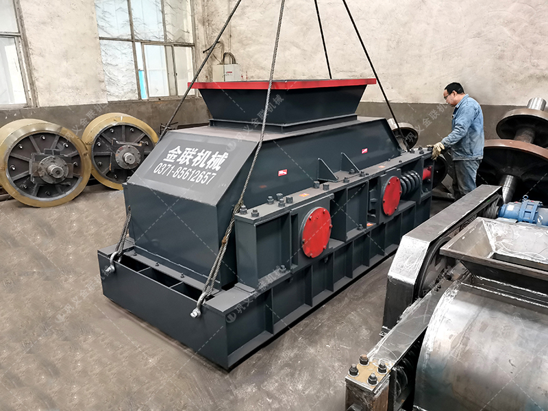 處理玄武巖、鵝卵石成沙的小型對(duì)輥制砂機(jī)產(chǎn)量多大？