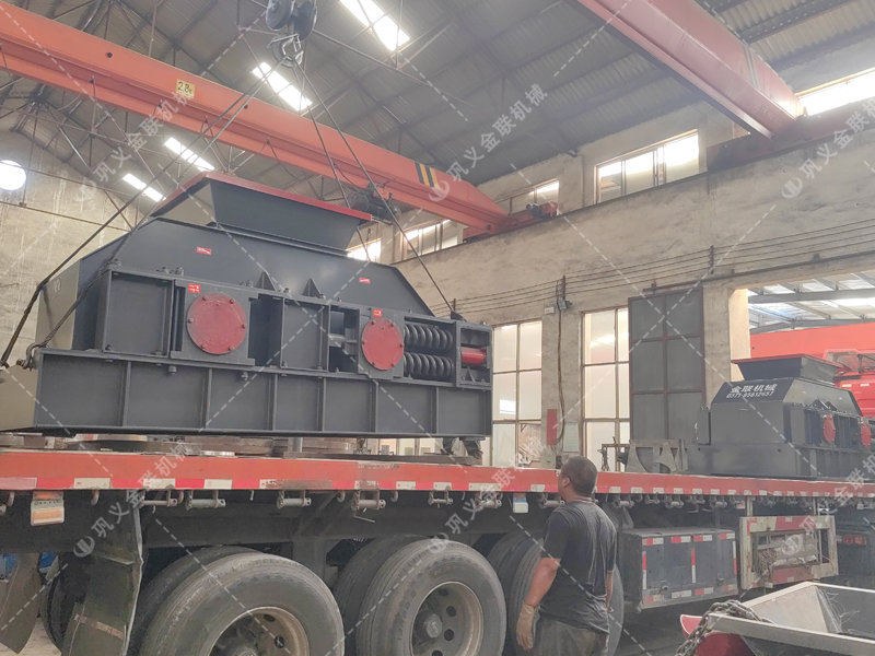 1200x800大型半自動液壓對輥破碎機發(fā)往四川