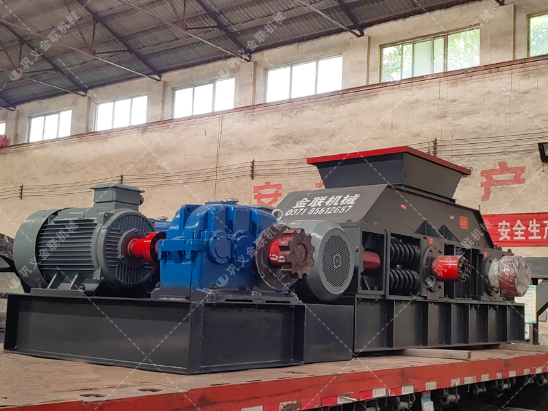 1200x800大型半自動液壓對輥破碎機發(fā)往四川