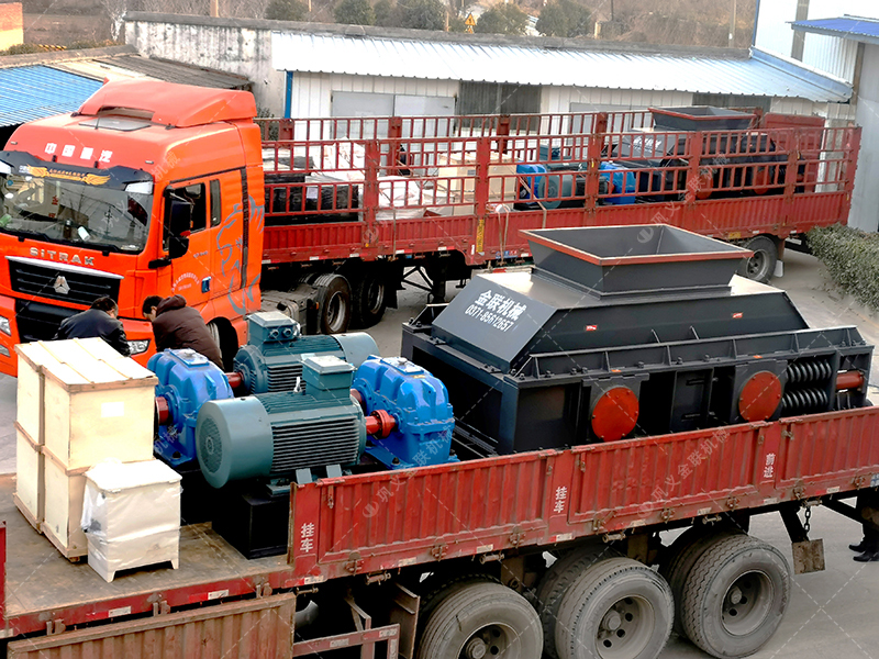 大型鵝卵石破碎機設(shè)備發(fā)貨 兩臺破碎機發(fā)往新疆