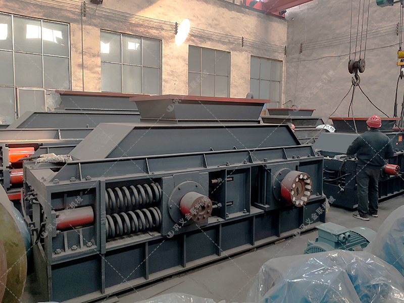 大型半自動液壓對輥破碎機發(fā)貨 發(fā)往廣東