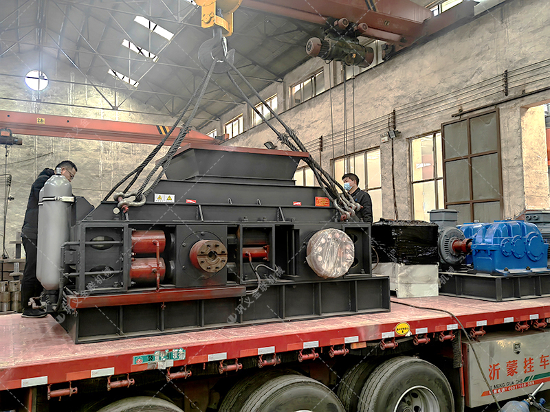 大型全自動(dòng)液壓對(duì)輥破碎制砂機(jī)發(fā)往四川處理鵝卵石