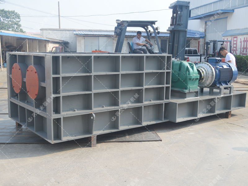 大型強力分級雙齒輥破碎機發(fā)貨圖片_發(fā)往山東_破碎煤炭