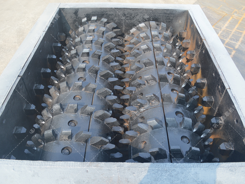 大型強力分級雙齒輥破碎機發(fā)貨圖片_發(fā)往山東_破碎煤炭