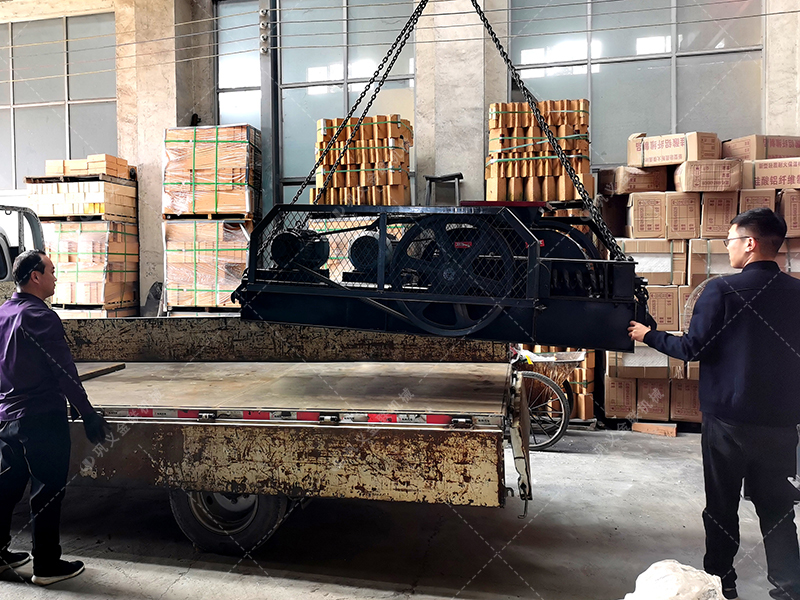 2PG400X250小型對輥破碎機發(fā)貨圖片_發(fā)往江蘇蘇州_破碎硅鐵