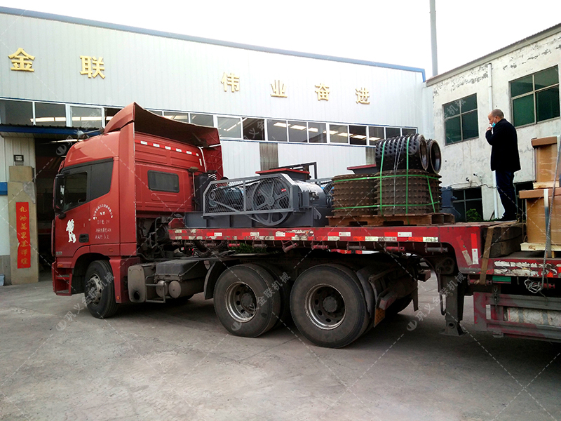 小型對(duì)輥機(jī)和雙齒輥發(fā)貨圖片_發(fā)往河南登封_破碎保溫陶瓷
