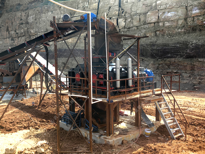 石子制砂用什么設(shè)備好？液壓對(duì)輥破碎機(jī)的優(yōu)勢(shì)解析